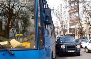 Первоапрельская авария в Одессе: блондинка на джипе таранила троллейбус (ФОТО)