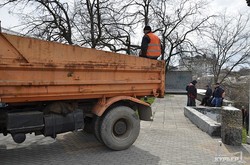 Одесские склоны и бульвар Жванецкого убирают от мусора (ФОТО)