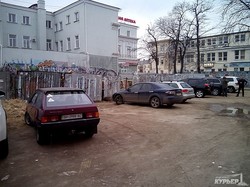Пустырь в Красном переулке заставлен авто и превратился в парковку (ФОТОФАКТ)