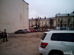 Пустырь в Красном переулке заставлен авто и превратился в парковку (ФОТОФАКТ)