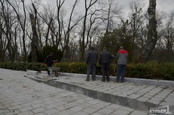 Строители завершают реконструкцию Аллеи Славы и Вечного огня Одессы (ФОТО)
