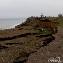 Оползень в Одесской области завалил пляж (ФОТО)