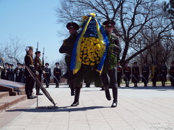 Президент Украины возложил цветы к одесскому памятнику Неизвестному матросу (ФОТО)
