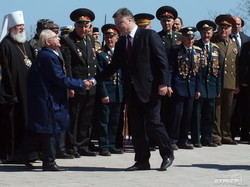 Президент Украины возложил цветы к одесскому памятнику Неизвестному матросу (ФОТО)