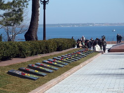 Одесситы в ожидании Президента возлагают цветы к памятнику Неизвестному Матросу (ФОТО)
