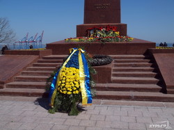 Одесситы в ожидании Президента возлагают цветы к памятнику Неизвестному Матросу (ФОТО)