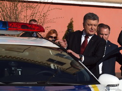 Реформа МВД по-одесски: Порошенко угнал полицейскую машину (ФОТО)