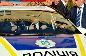 Реформа МВД по-одесски: Порошенко угнал полицейскую машину (ФОТО)