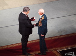 Президент наградил одесских ветеранов, воинов АТО и волонтеров (ФОТОРЕПОРТАЖ)