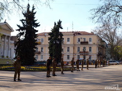 Одесский горсовет - под охраной, ожидают титушек (ФОТО)