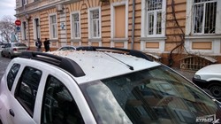 В центре Одессы карниз старого дома рухнул на автомобиль (ФОТО)