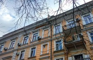 В центре Одессы карниз старого дома рухнул на автомобиль (ФОТО)