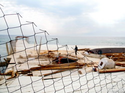 Море сквозь сетку для одесситов в Аркадии (ФОТОРЕПОРТАЖ)