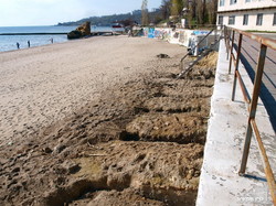 На одесском пляже Ланжерон началась стройка с бетонным фундаментом (ФОТО)