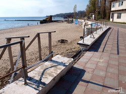 На одесском пляже Ланжерон началась стройка с бетонным фундаментом (ФОТО)