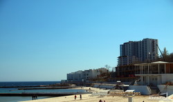 Бесплатный пляж в Аркадии: резервация с деревянным топчанами в два яруса (ФОТО)