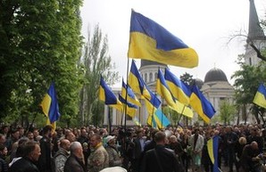 На Соборной площади в Одессе почтили память погибших 2 мая под флагами Украины (ФОТО)