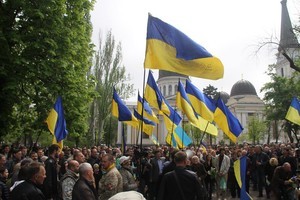 На Соборной площади в Одессе почтили память погибших 2 мая под флагами Украины (ФОТО)