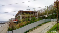 Вместо аквапарка в одесской Аркадии строят трехэтажное здание (ФОТО)