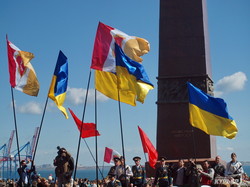 День Победы в Одессе в фотографиях: тысячи людей у памятника Неизвестному Матросу