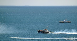 День Победы в фотографиях: венки на волнах Одесского залива