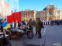 День Победы в Одессе в фотографиях: пародия на парад ретро-техники