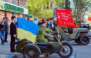 День Победы в Одессе в фотографиях: пародия на парад ретро-техники