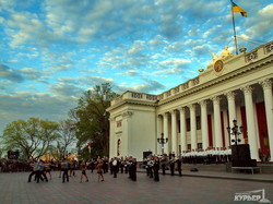 День Победы в Одессе в фотографиях: концерт военных оркестров у стен мэрии