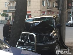 Авария в центре Одессы: джип протаранил столб и дерево (ФОТО)