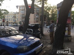 Авария в центре Одессы: джип протаранил столб и дерево (ФОТО)