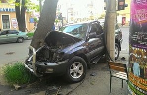 Авария в центре Одессы: джип протаранил столб и дерево (ФОТО)