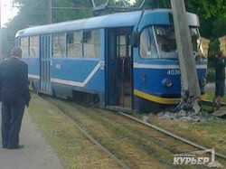 Одесский трамвай сошел с рельс и врезался в столб (ФОТО, ВИДЕО)