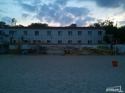 Нахалстрой на одесском пляже Ланжерон таки снесли (ФОТО)