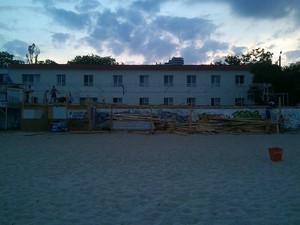 Нахалстрой на одесском пляже Ланжерон таки снесли (ФОТО)