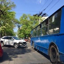 Троллейбус против внедорожника: авария в центре Одессы (ФОТО)
