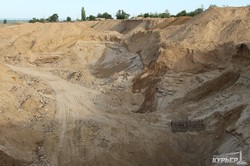 Под Одессой на берегу Днестра незаконно добывают песок (ФОТО)