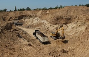 Под Одессой на берегу Днестра незаконно добывают песок (ФОТО)