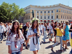 По Одессе прошел многотысячный марш вышиванок (ФОТОРЕПОРТАЖ)