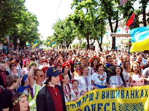 По Одессе прошел многотысячный марш вышиванок (ФОТОРЕПОРТАЖ)
