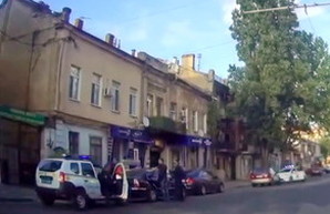 В центре Одессы задержали автомобиль с вооруженными людьми (ВИДЕО)