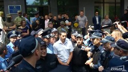 В Одессе прокурора пытаются выбросить в мусорный бак (ФОТО)