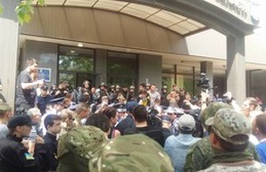 В Одессе прокурора пытаются выбросить в мусорный бак (ФОТО)
