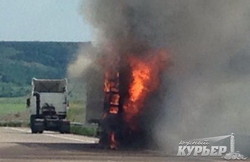 В Одесской области прямо на дороге сгорел грузовик (ФОТО, ВИДЕО)