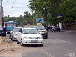 Трамвайные пути на улице Генуэзской в Одессе превратились в парковку (ФОТО)