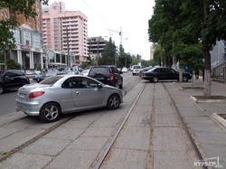 Трамвайные пути на улице Генуэзской в Одессе превратились в парковку (ФОТО)