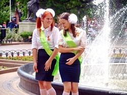 Выпускники и выпускницы на улицах Одессы (ФОТО)