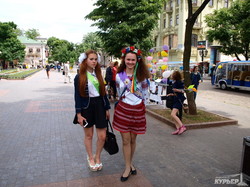 Выпускники и выпускницы на улицах Одессы (ФОТО)