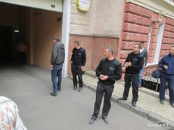 Чиновники не смогли остановить высотные стройки в центре Одессы: мешают титушки (ФОТО)