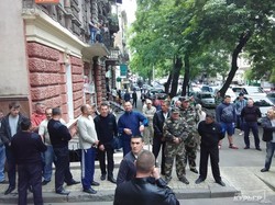 Чиновники не смогли остановить высотные стройки в центре Одессы: мешают титушки (ФОТО)