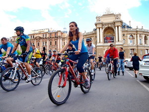 По улицам Одессы едут несколько тысяч велосипедистов (ФОТОРЕПОРТАЖ)